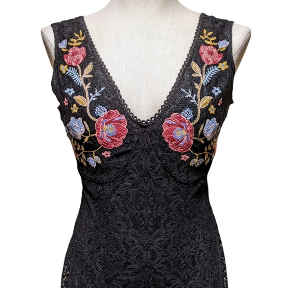 Black lace A line dress with floral embroidery - Picture 2 of 7